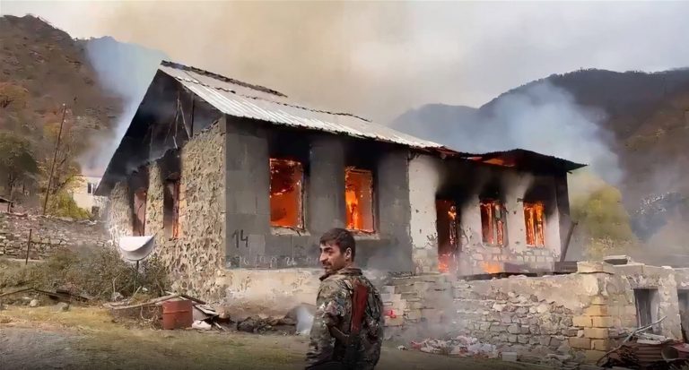 Dağlık Karabağ: Ermeniler bölgeden ayrılmadan önce evlerini yakıyorlar