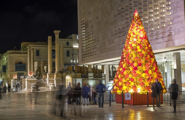 Tüm uyarılara rağmen dünkü yılbaşı kutlamalarında yüzlerce kişi Valletta sokaklarındaydı