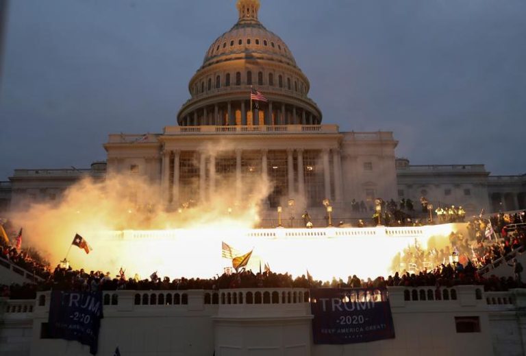 Amerika’da Kongre Binası Trump yanlıları tarafından saldırıya uğradı