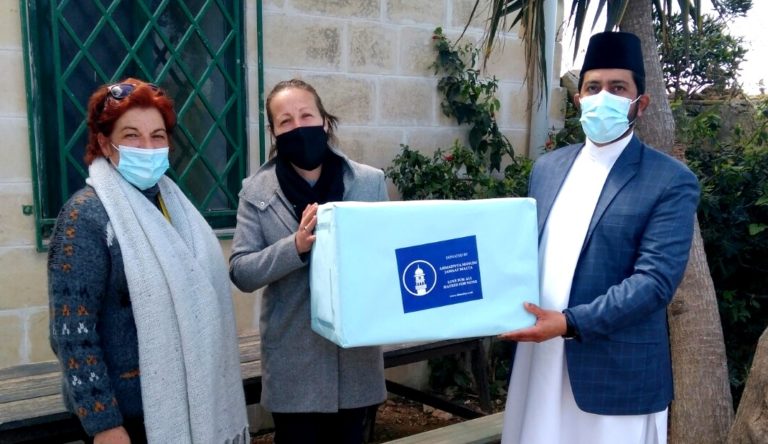 Ahmediye Müslüman Cemaati Malta’daki göçmen aileler için el dezenfektanı ve maske bağışladı