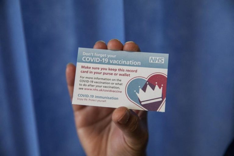 İngiltere, toplu etkinliklerde virüs sertifikalarını deneyecek