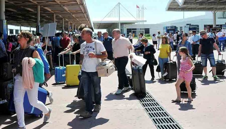 Kısıtlama nedeniyle 500 bin Rus turist Türkiye’ye uçamadı