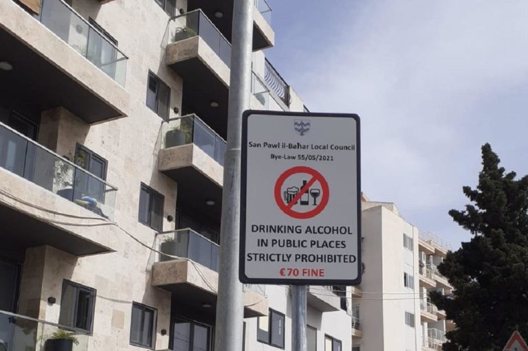 Halka açık alanlarda alkol kullanımına para cezası kesilecek