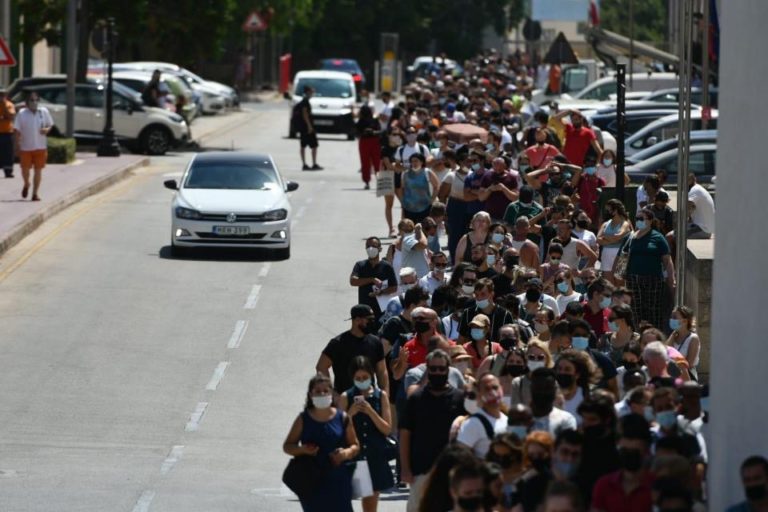 Mobil klinikler açıldı, Mosta Teknopark’ta yüzlerce kişi aşı kuyruğuna girdi