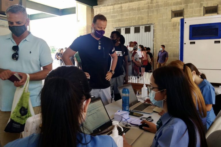 Malta’daki yabancılar aşı sertifikası indirmek için SMS kodu alacak