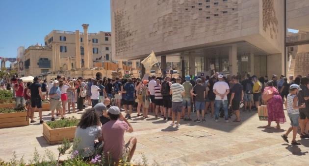 Protestocular Valletta’da Covid-19 aşı karşıtı eylem için toplandı