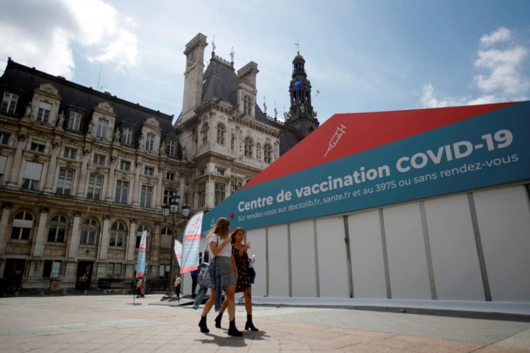 Fransa’da yeni salgın tedbirlerine tepki gösterildi, iki aşı merkezi saldırıya uğradı