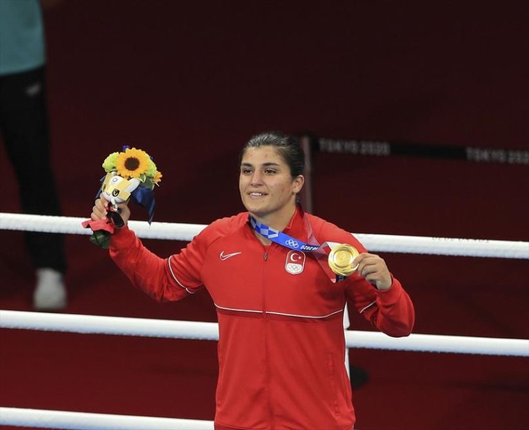 Türkiye boksta olimpiyat tarihindeki ilk altın madalyasını Busenaz Sürmeneli ile kazandı