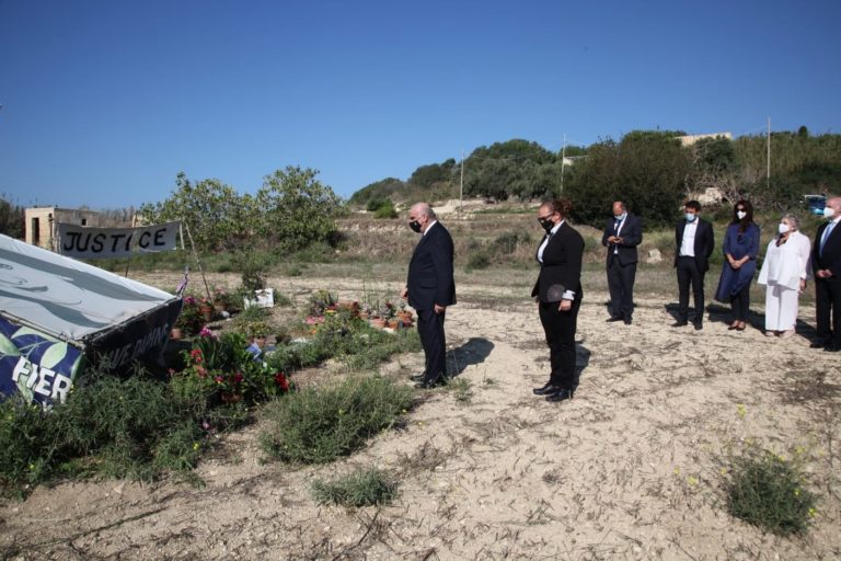 Cumhurbaşkanı George Vella Daphne Caruana Galizia’nın öldürüldüğü yeri ziyaret etti