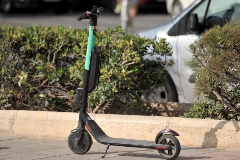 Motosikletlı scooter’a çarptıktan sonra kayıplara karıştı