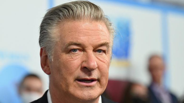 Alec Baldwin, film setinde kazara yönetmeni öldürdü