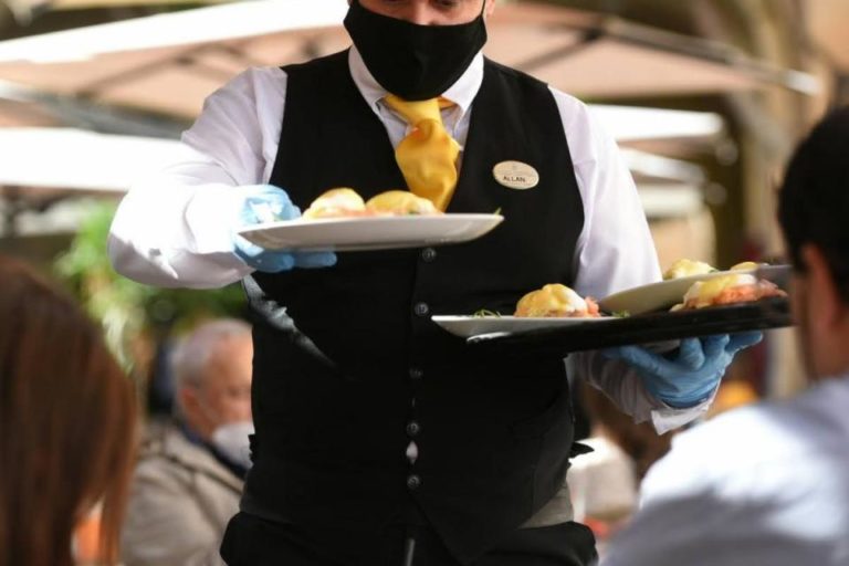 Restoranlarda sosyal mesafe kalktı maske kaldı