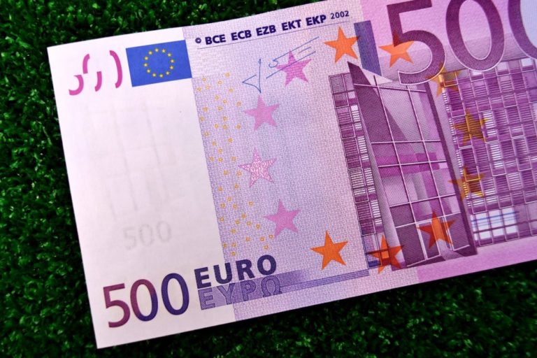 Fransa, gençlere ‘iş bulması’ için 500 Euro verecek