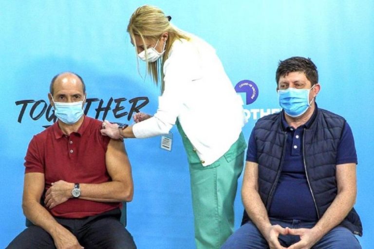 Sağlık Bakanı Fearne güçlendirici aşısını oldu
