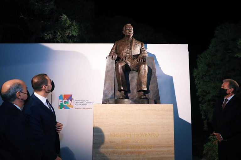 Malta’nın ilk başbakanı Howard’ın anıt heykeli açıldı