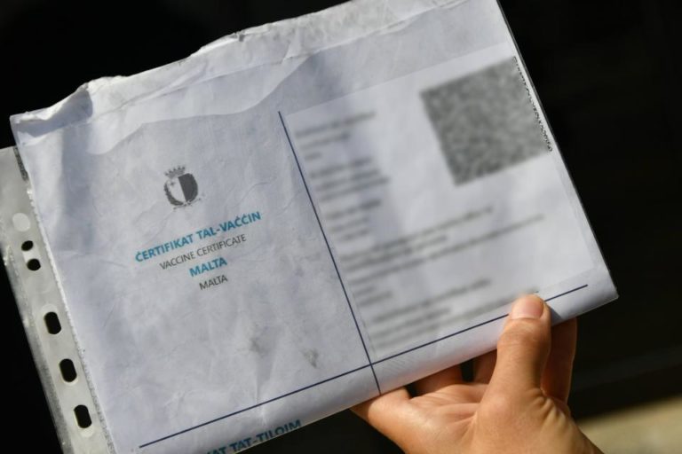 Polis 500 Euro’ya sahte aşı pasaportu iddiasını araştırıyor