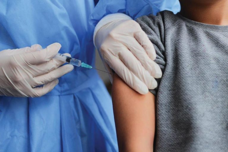 Toplumsal bağışıklık için çocuklara aşı gerekli