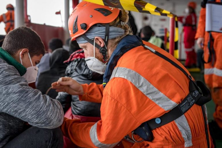 Sığınmacılara, Sicilya’dan sıcak Noel eli uzandı