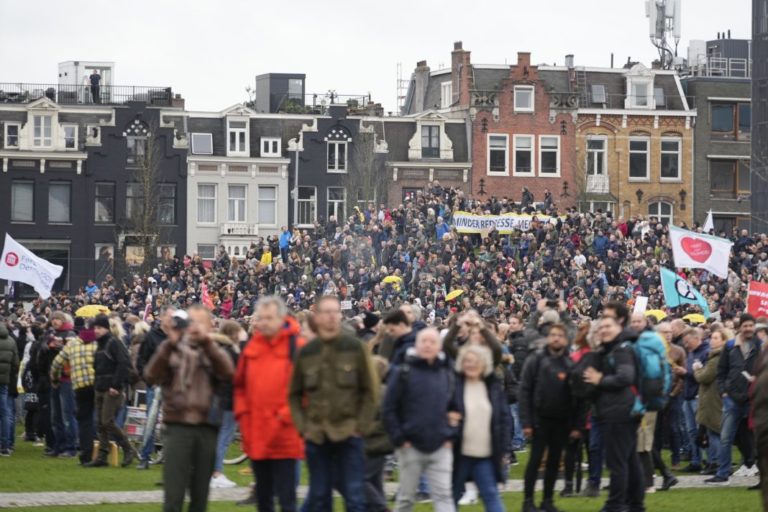 Amsterdam’da  yasağa rağmen Covid protestosu yapıldı