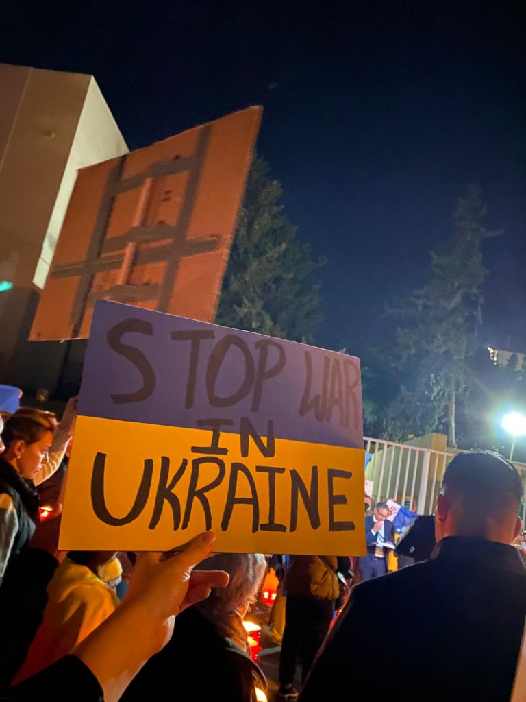 Rusya Malta Büyükelçiliği önünde protesto edildi