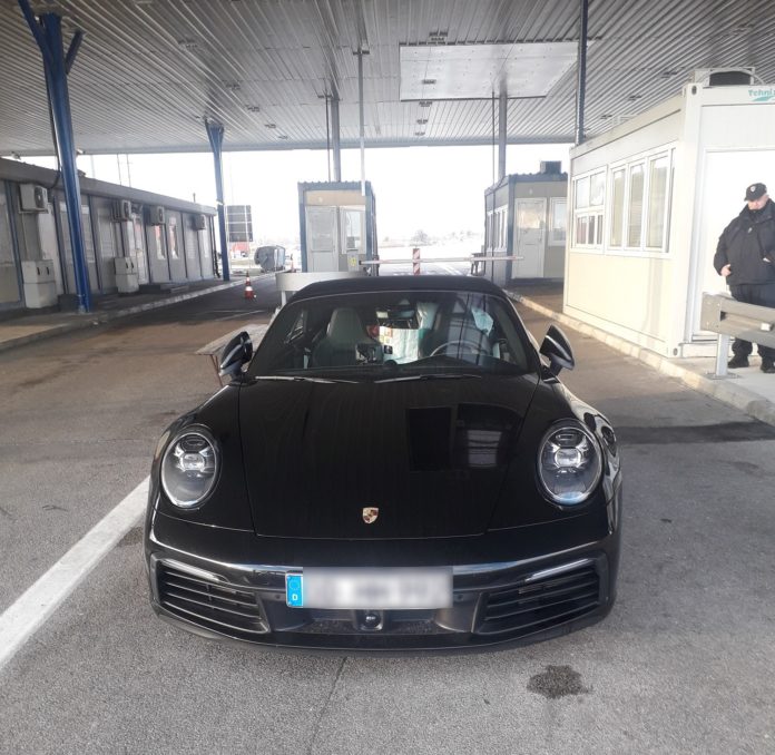 Porsche ile iki lüks saat kaçırmak isterken Porsche’dan da oldu