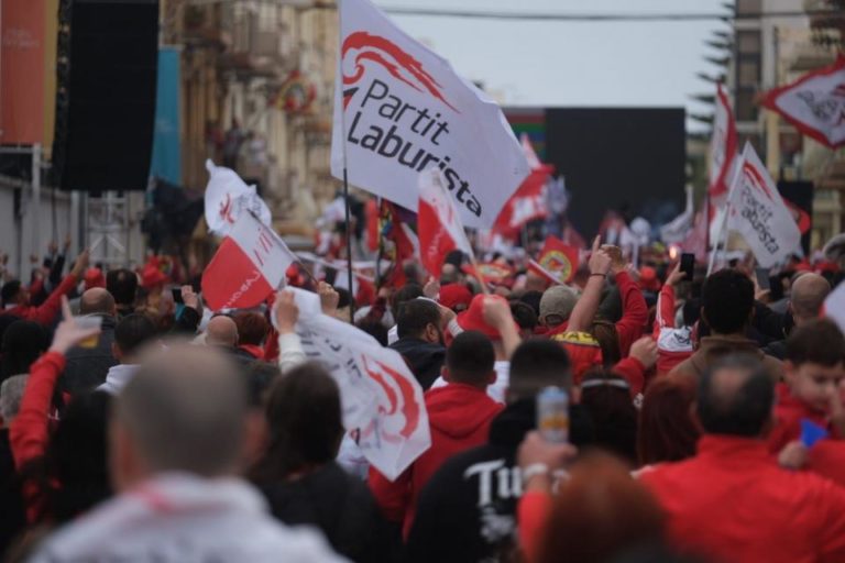 İşçi Partisi üst üste üçüncü seçim zaferini kazandı