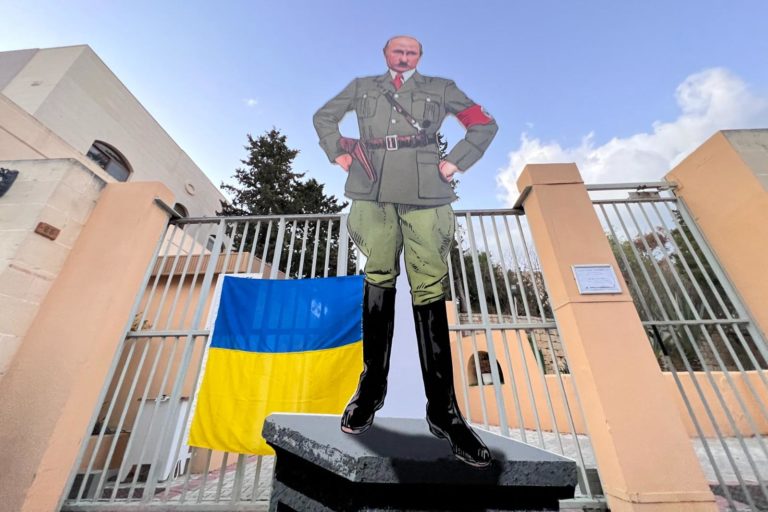 Rusya elçiliğine Putin’in Hitler kılığında karton heykeli asıldı
