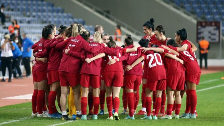 Türkiye Milli Kadın Futbol Takımı: Kadınlar futbolu gönülden oynuyor, hepimizin ikinci bir işi var.