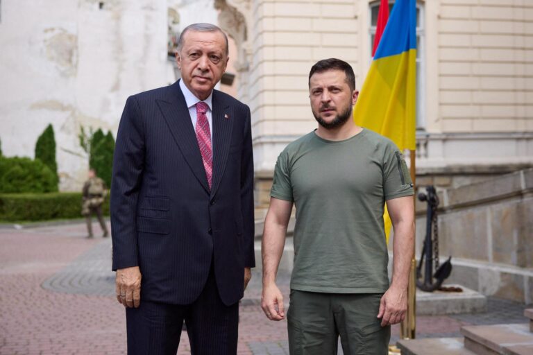 Zelensky, Ukrayna’nın NATO hedefleri için Cumhurbaşkanı Erdoğan ile görüştü