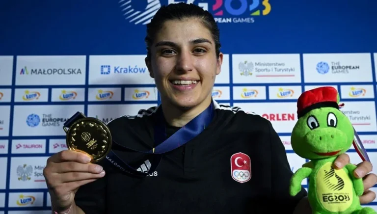 Türk boksör Busenaz Sürmeneli, Avrupa Oyunları’nda altın madalyanın sahibi