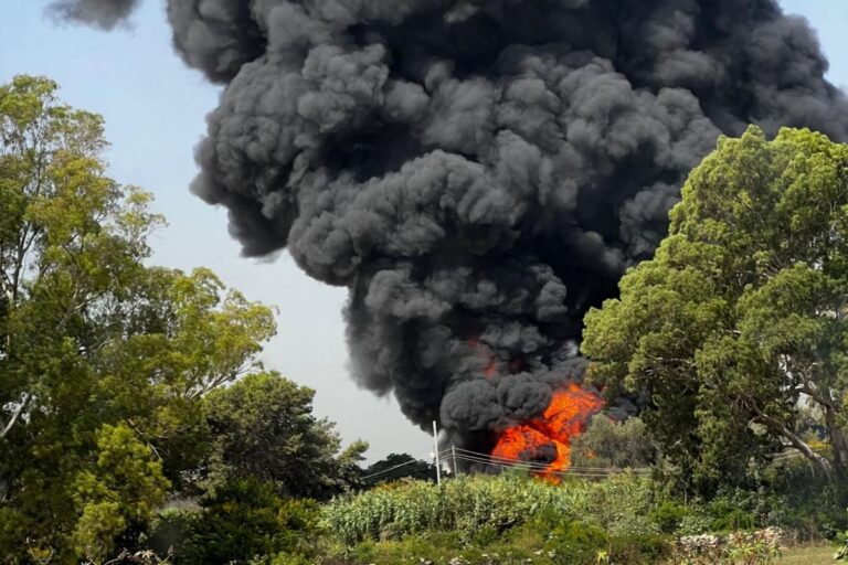 Marsa’da Plastik ve Lastik Yangını: İtfaiye Ekipleri Anında Müdahale Ediyor