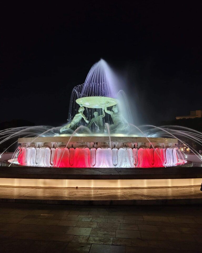 Valletta’daki Triton Çeşmesi, Cumhuriyetimizin 100. Yılı şerefine kırmızı ve beyaz ışıklarla aydınlatıldı. 