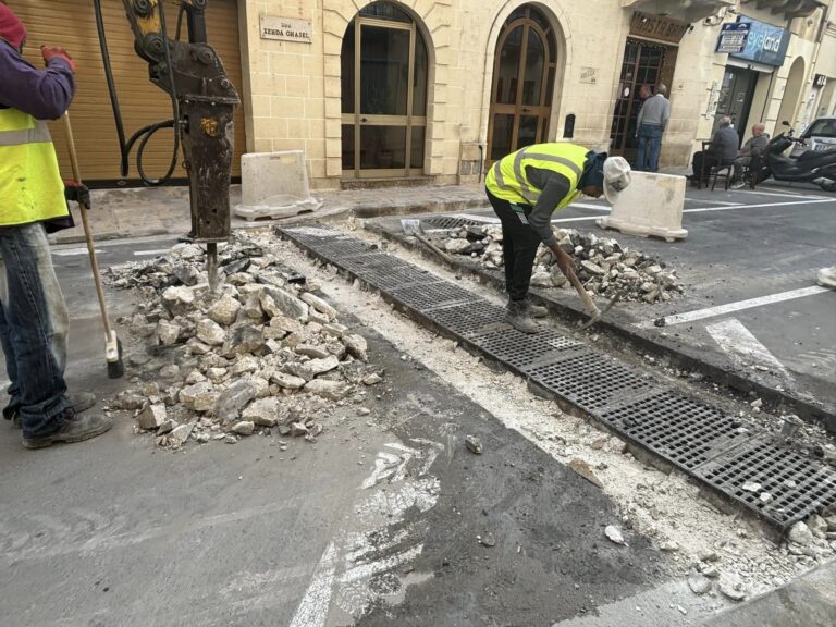 Mosta’da arıza yapan yağmur suyu ızgaraları nedeniyle yol kapatıldı