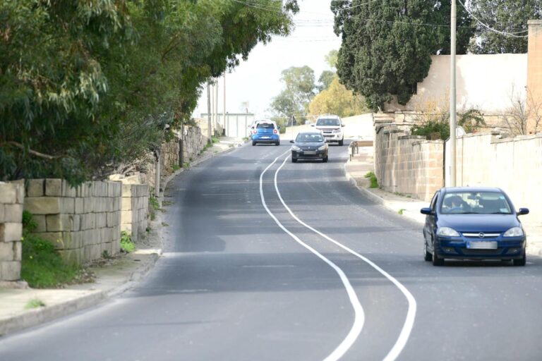 Naxxar Belediyesi, Bakımsız Bollardlara Çarpan Motorcuya 101.000 Euro Tazminat Ödeyecek