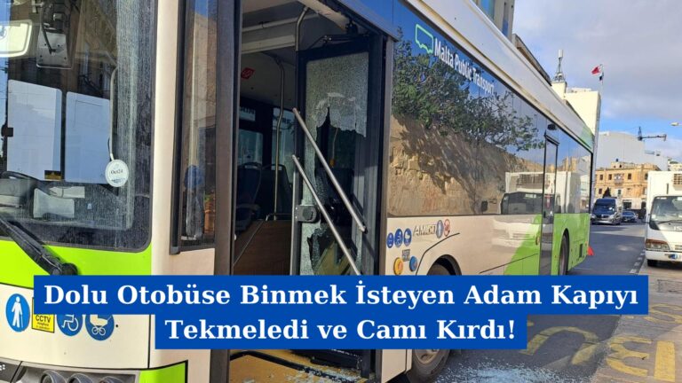 Dolu Otobüse Binmek İsteyen Adam Kapıyı Tekmeledi ve Camı Kırdı!